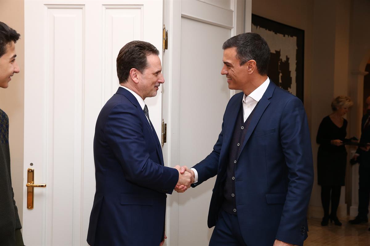 14/01/2019. El presidente del Gobierno recibe a representantes de la UNRWA. El presidente del Gobierno, Pedro Sánchez, saluda a Pierre Krähe...